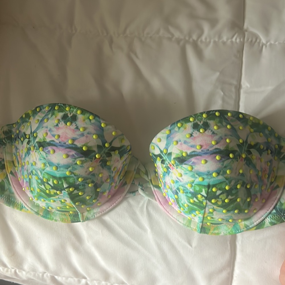New without tags. Super cute bikini top from Victoria secret